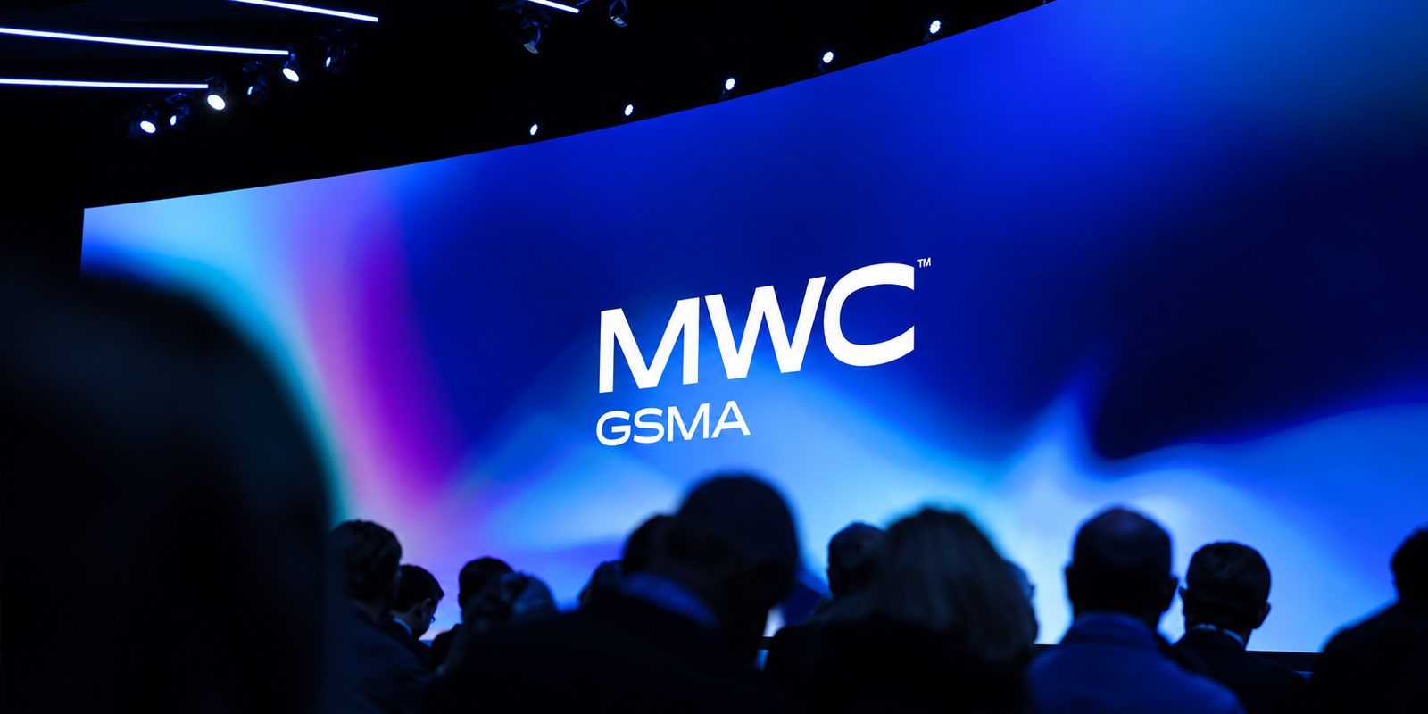 Escenario del MWC Barcelona con pantallas gigantes y público en silueta durante una ponencia
